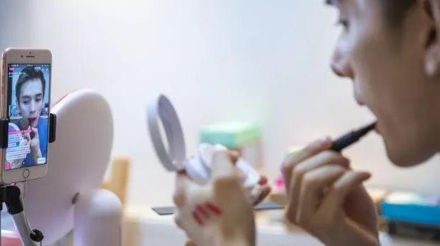 靠卖化妆品成千万富翁,靠卖化妆品一年赚几百亿美金