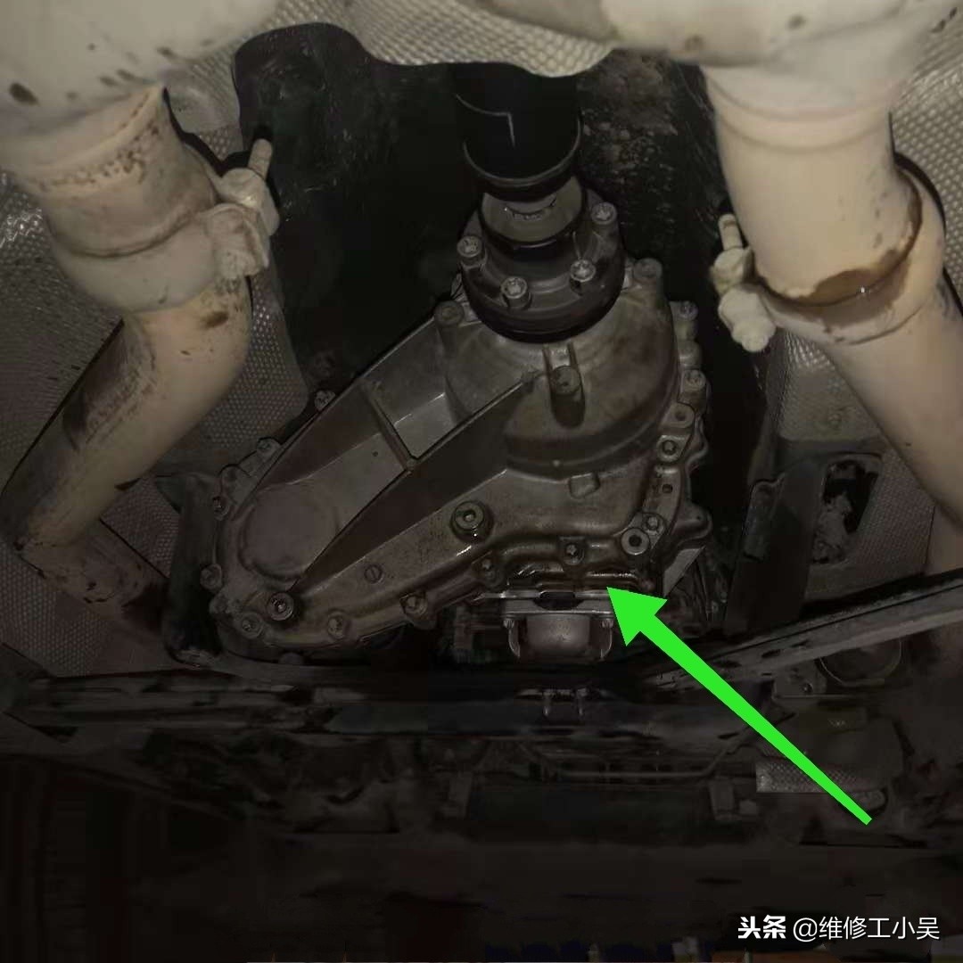 奔驰ml3507000公里烧机油,奔驰ml350渗油