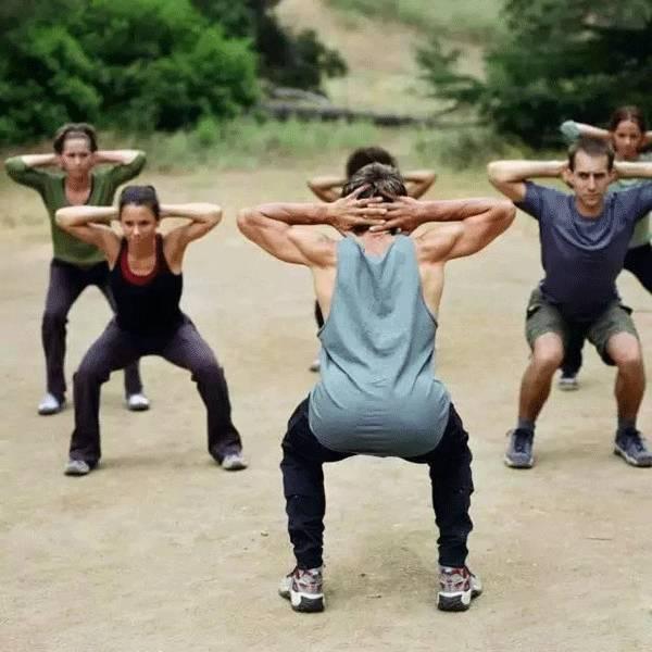 深蹲力量训练哑铃,这10种深蹲帮助你练出强壮下半身