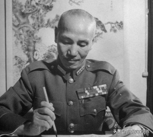 1982年，兰州军区来了个老人，政委肖华亲自迎接：没想到你还活着