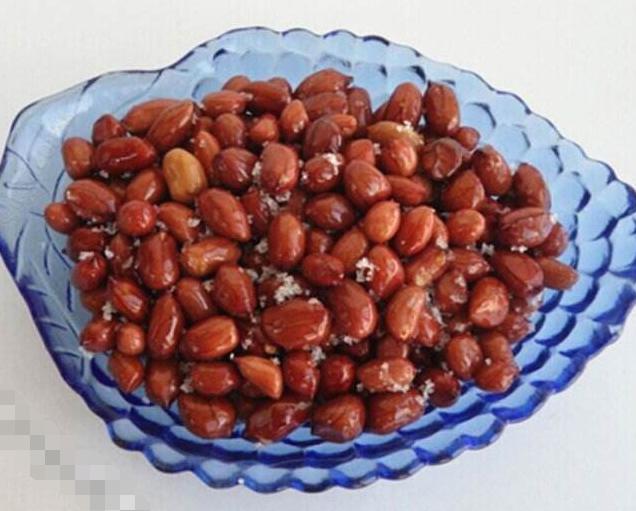 炸花生米时，很多人用错了“水”！难怪花生不脆也不香