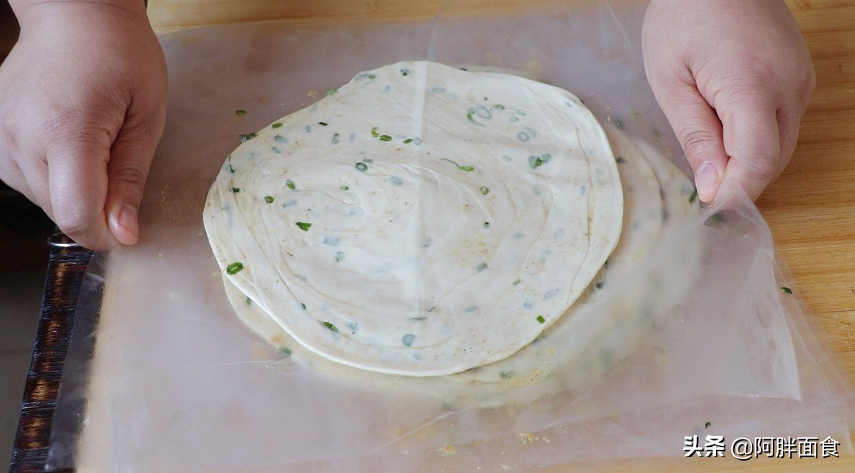 手抓饼柔软筋道层次丰富,爱吃手抓饼原坯