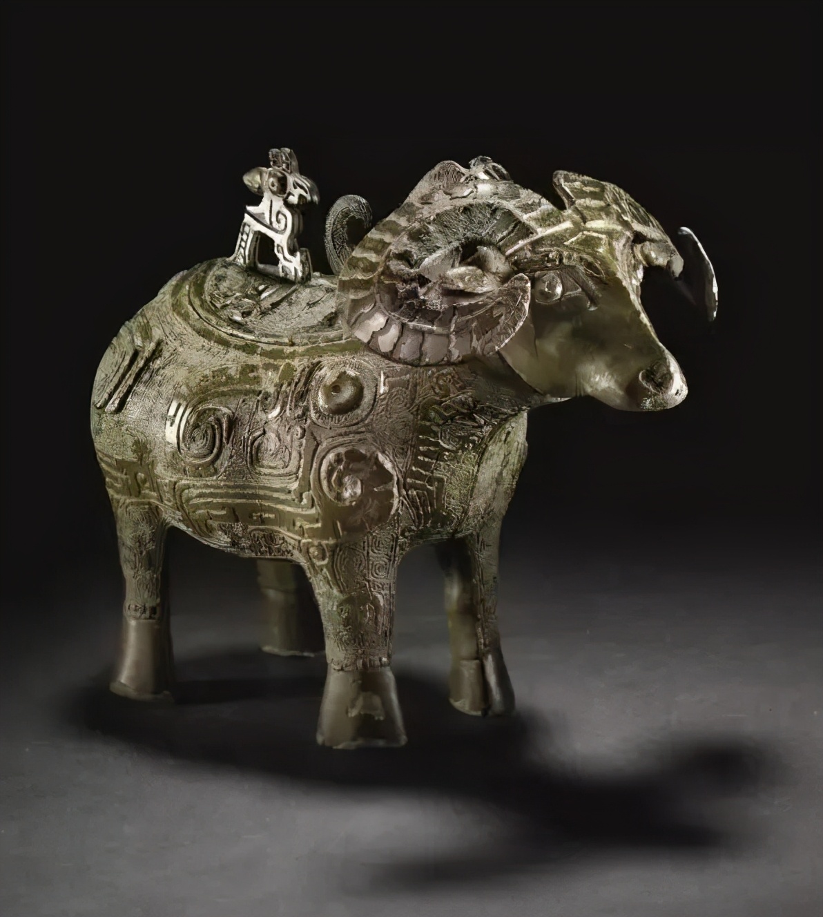 商晚期青铜器龙形觥图文,商代鸟兽纹觥