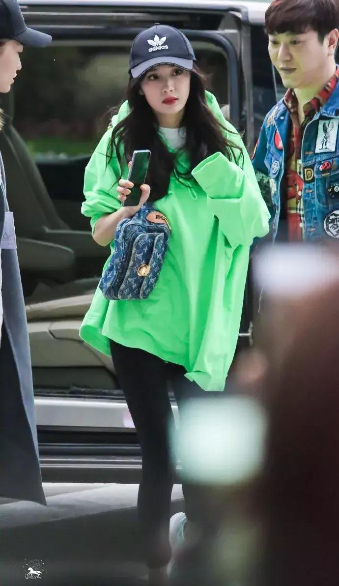 奚梦瑶穿miumiu黑钻吊带裙,158和178情侣穿搭