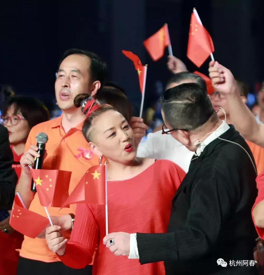 服装人放声高歌致敬祖国，广东时装周闭幕式上那激动人心的一刻