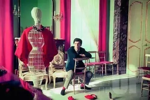 服装设计师助理需要哪些条件,服装设计师助理一般都干嘛