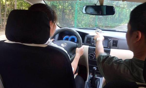 考了驾照上路注意什么,为什么考驾照一次过反而不会开车