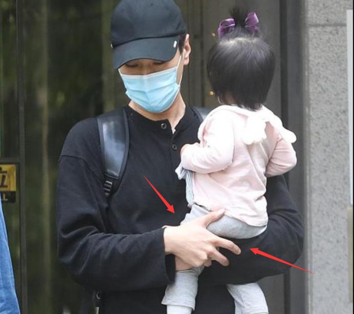 赵又廷抱娃出街,赵又廷高圆圆抱着林更新