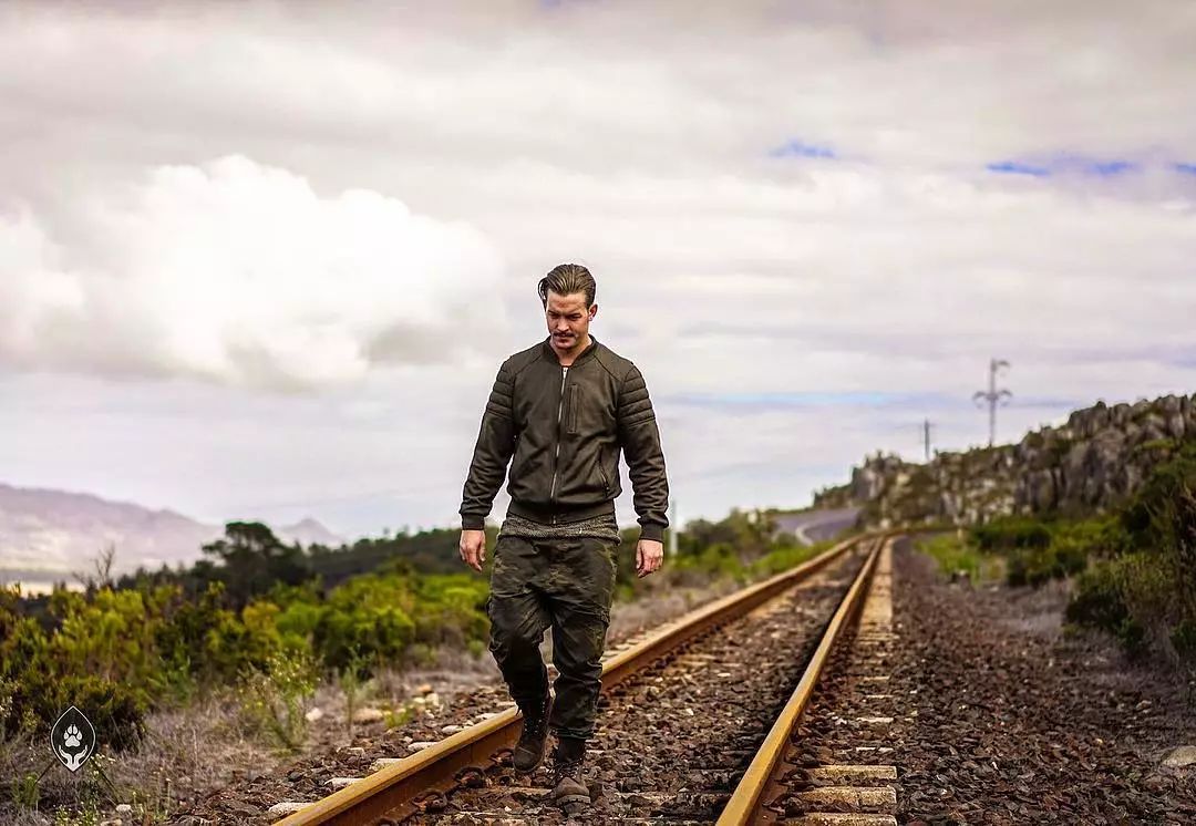 放弃百万年薪，去非洲撸猫？长腿版小李子引63w人舔屏：看我看我