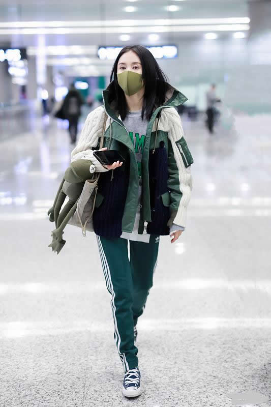 张钧甯穿白色运动服配黑运动裤帅气时尚很有型，运动服也能这么美