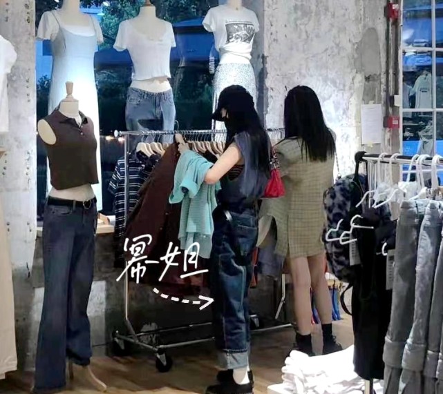 杨幂逛街被偶遇大方合影,杨幂逛街被偶遇三里屯穿搭照片