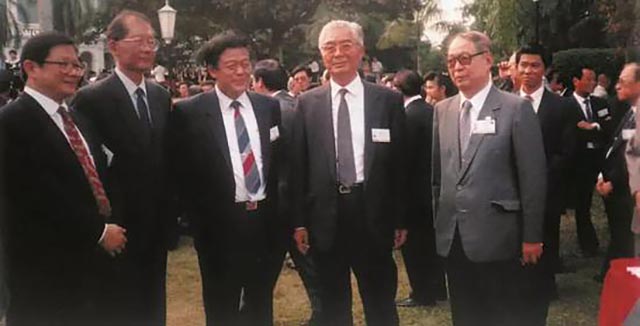 1986年,*小平邓**在京会见荣氏家族:你们就像杨家将,是有功的