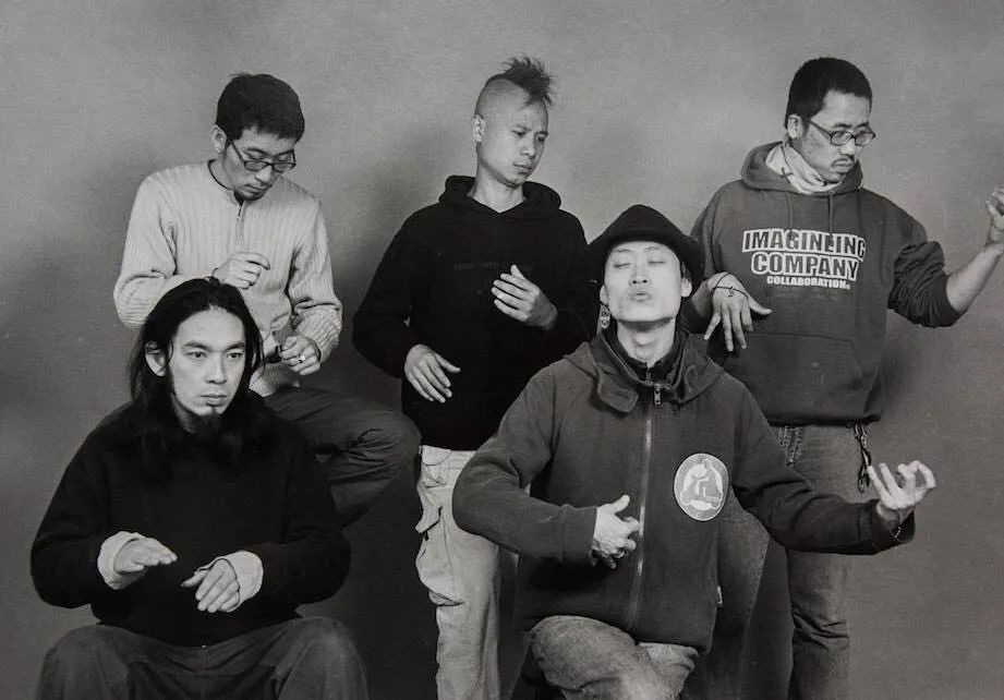 一个中年鬼才，整天逛公园，缠着大爷大妈给他唱歌