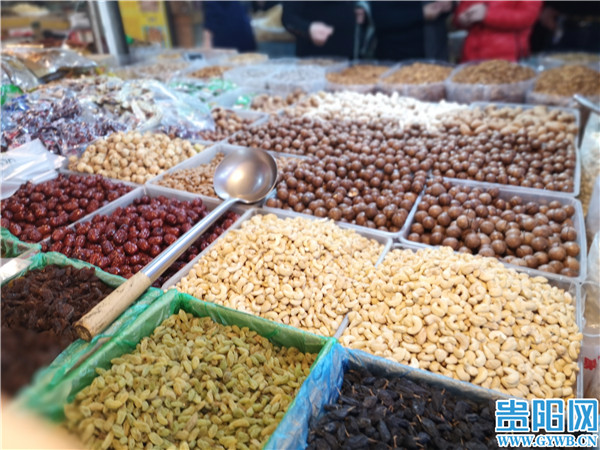 置办年货不用急线上线下全配齐,春节将至市民采购农产品年货忙