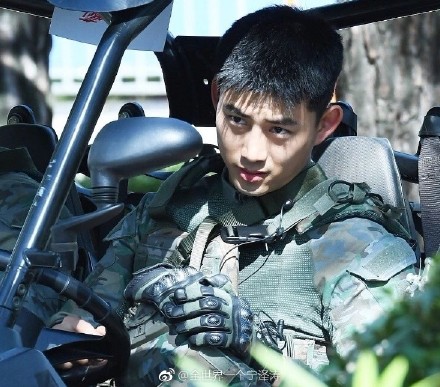 《爱的迫降》玄彬军装鲨我!快来看军装style韩国欧巴