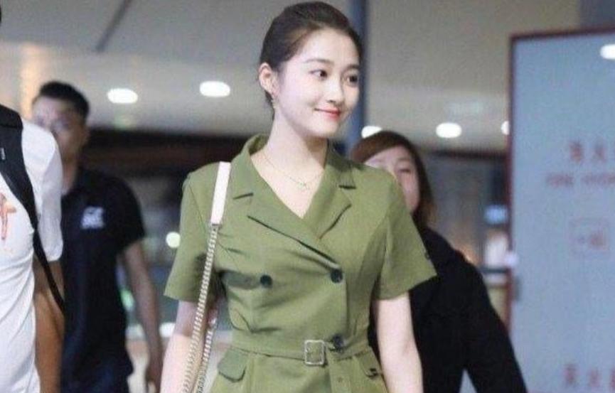 周洁琼关晓彤军绿色连衣裙,关晓彤泫雅
