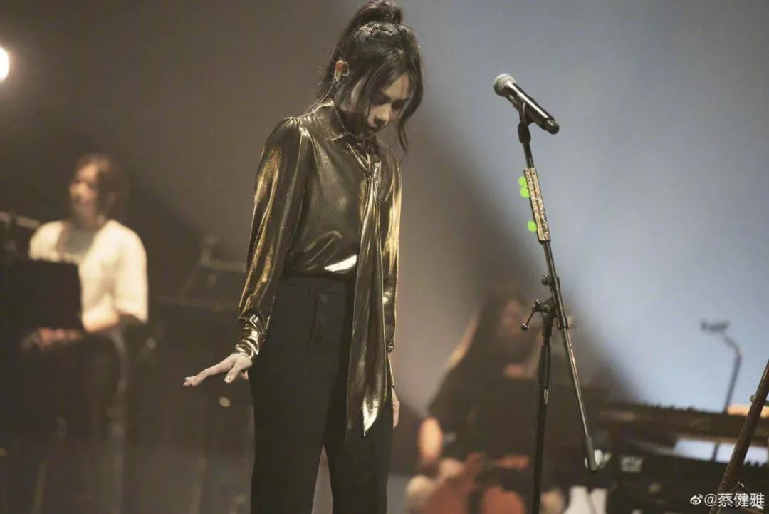 她的有色滤镜，还能否被打碎？