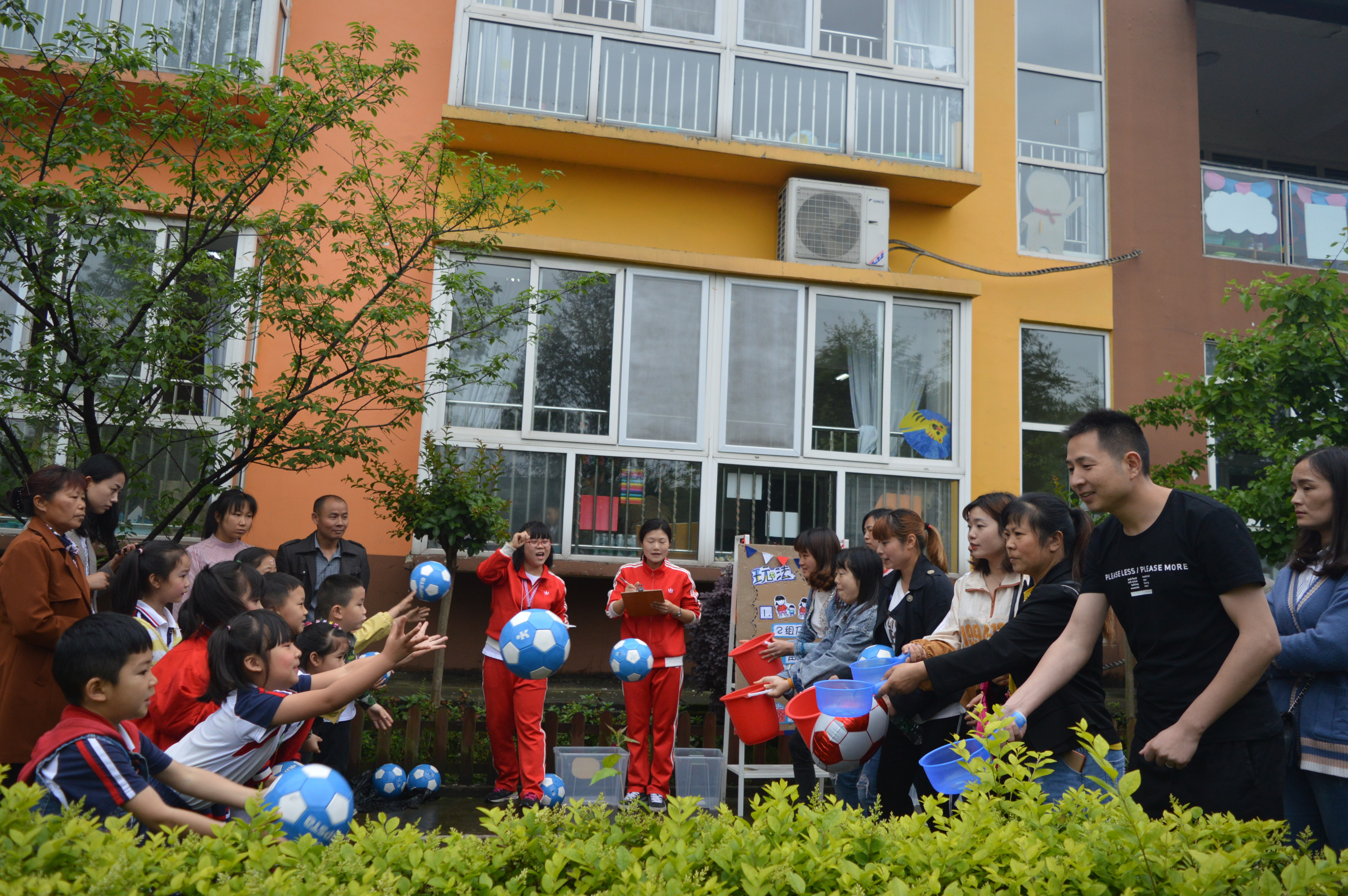 幼儿园足球亲子活动新闻,幼儿园足球嘉年华活动园长致辞