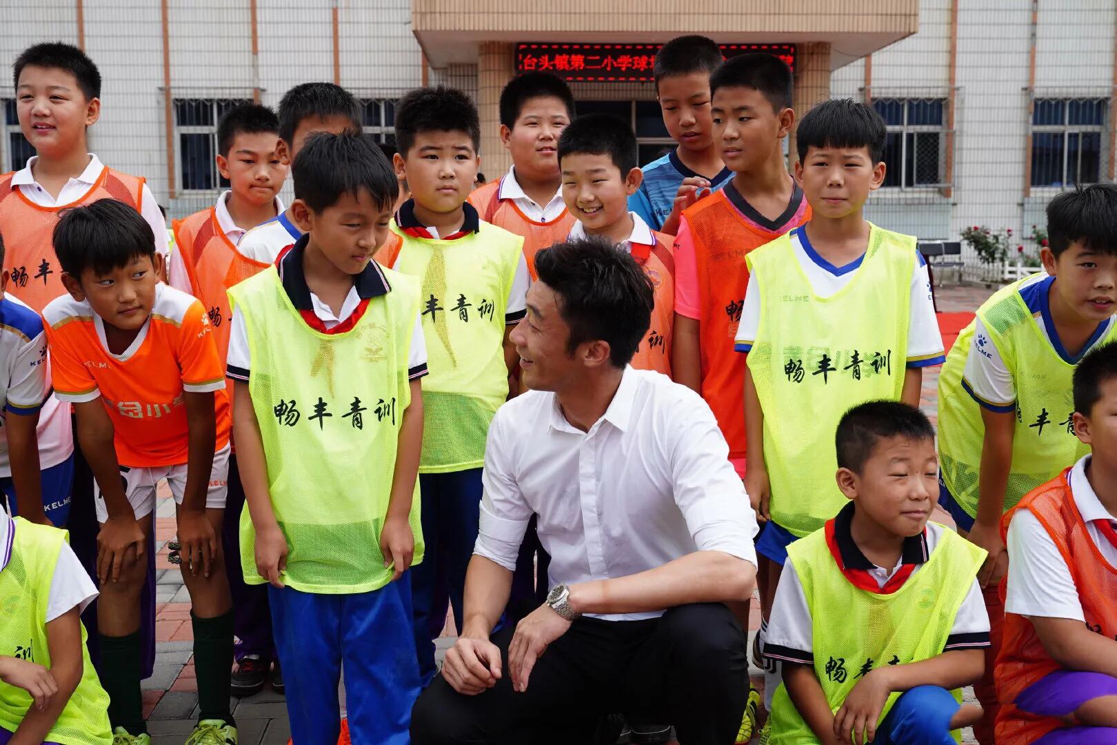 醉驾获刑的国脚已出狱，回家过年，捐了2周工资，娇妻是美女主持