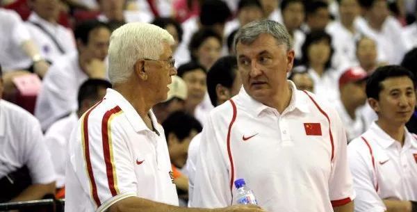男篮曾逼FIBA修改规则，3中锋齐聚NBA，最近13年却只能依靠易建联