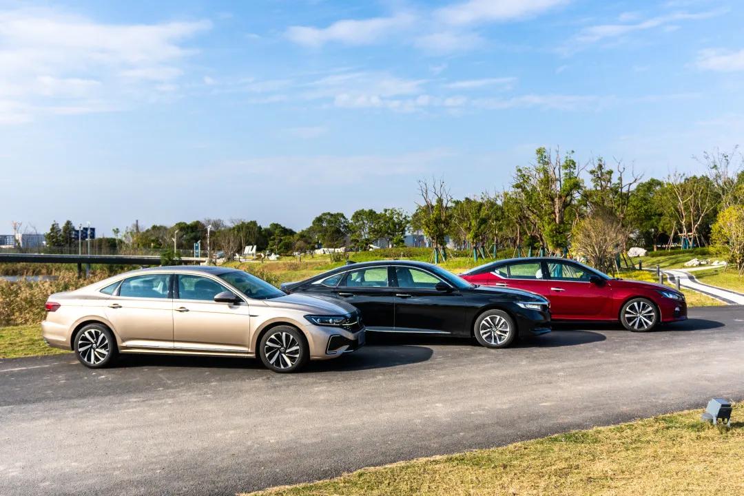 雅阁1.5t和天籁2.0t对比测评,21款天籁对比新款雅阁