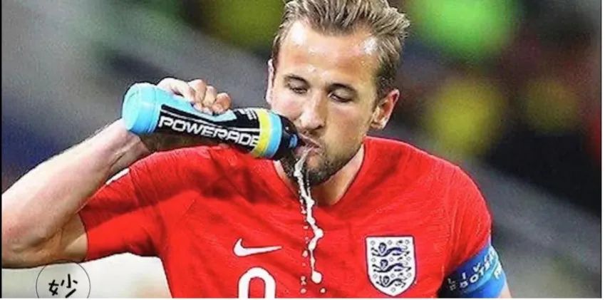 为什么足球运动员边喝水边吐水,为什么足球运动员喝水要吐掉