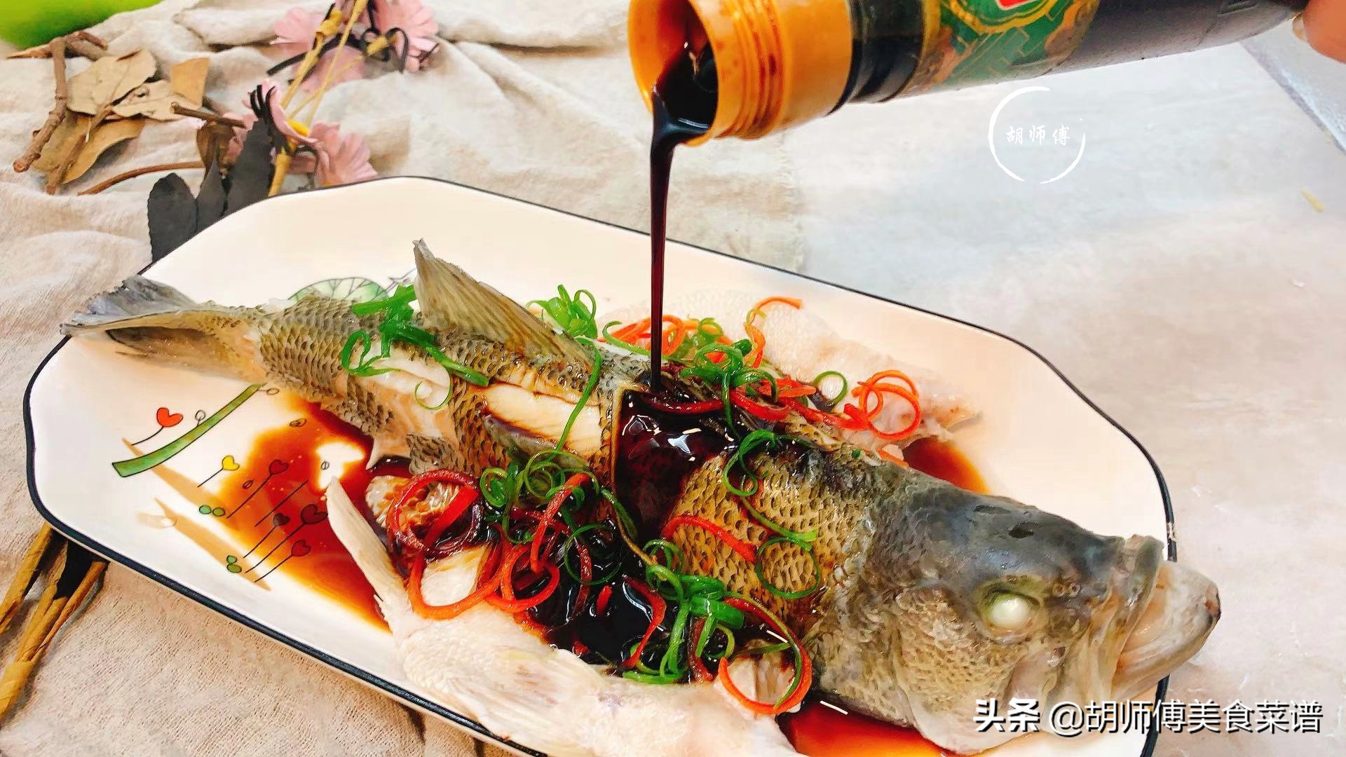 清蒸鱼正确做法用老抽还是生抽好,清蒸鱼里面要不要放蚝油