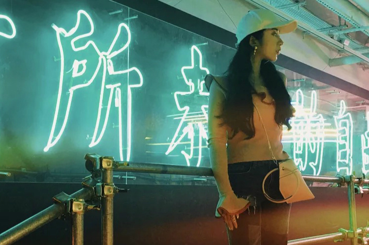 不要再背烂大街的双肩包了,别再背烂大街的轻奢包