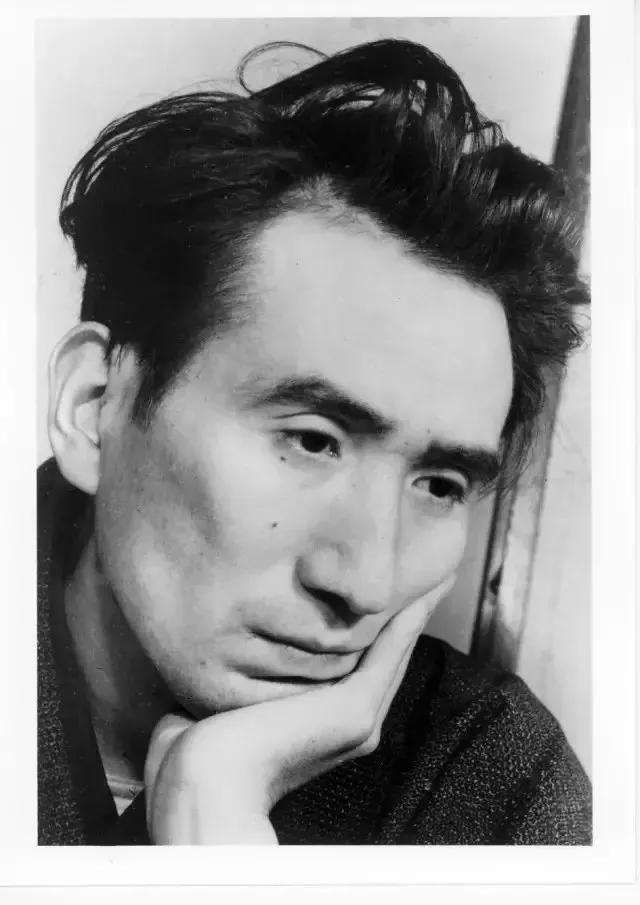 《人间失格》:他一辈子都在自杀,第五次终于成功了