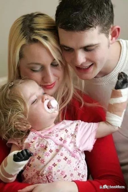 13岁无臂女孩成最酷“美妆博主”:不惧命运的人太酷了