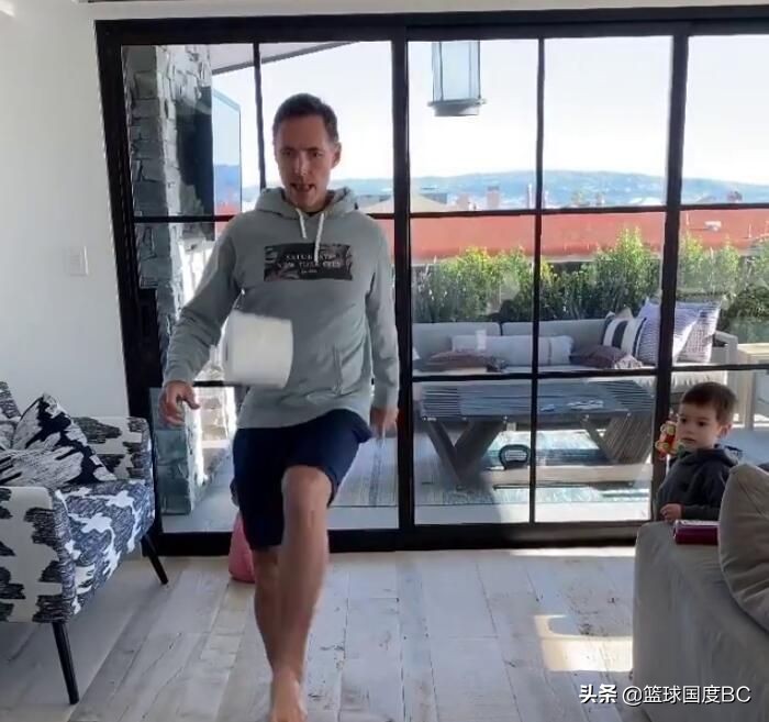 球星颠卫生纸挑战,东契奇崴脚瞬间