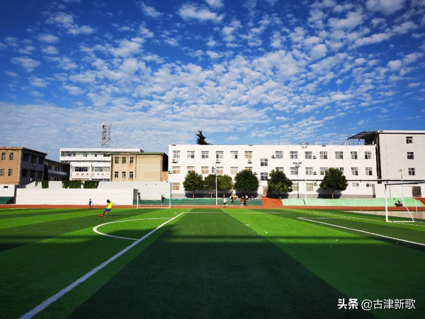 秋日暖阳运动场上活力四射,金秋十月秋高气爽运动健儿展风采