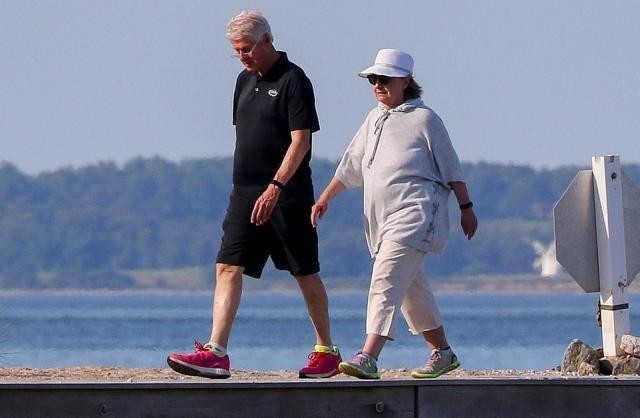 希拉里有多强势？坐在椅子上翘着二郎腿，教蹲在脚边的克林顿做事