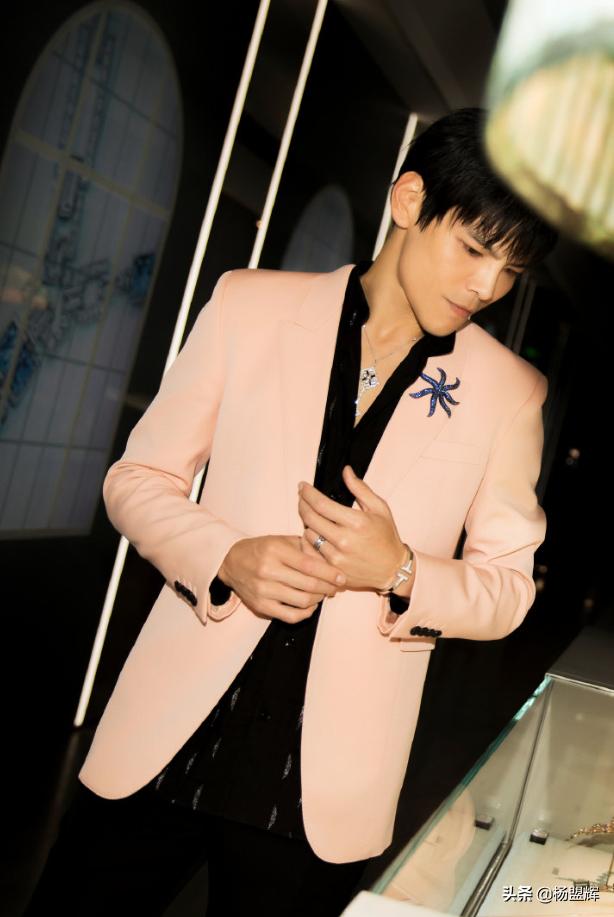 slay全场的霸气亮相,向佐酒红色西装