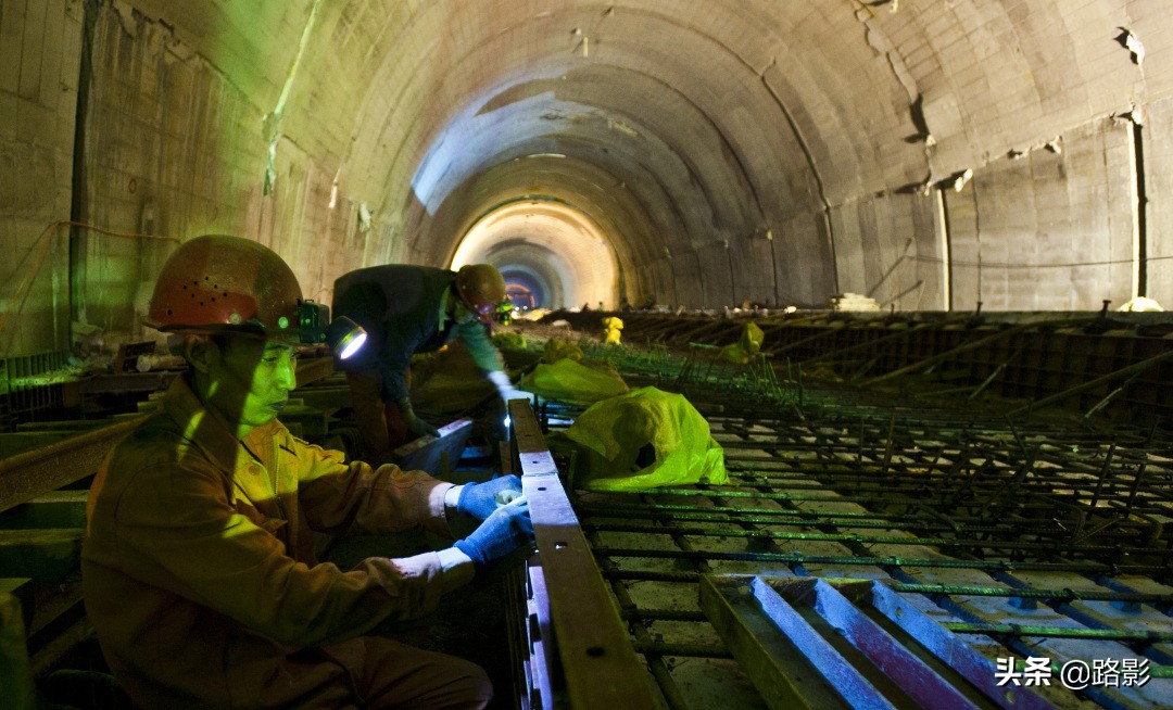中国高铁隧道,溶洞铁路隧道