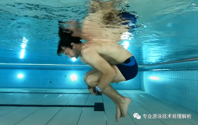 打蛋踩水与蛙式踩水区别,如何在水里长时间踩水