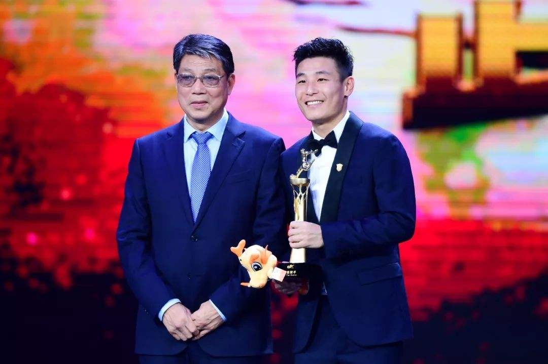 中国足球教练徐根宝简介,国脚看望徐根宝