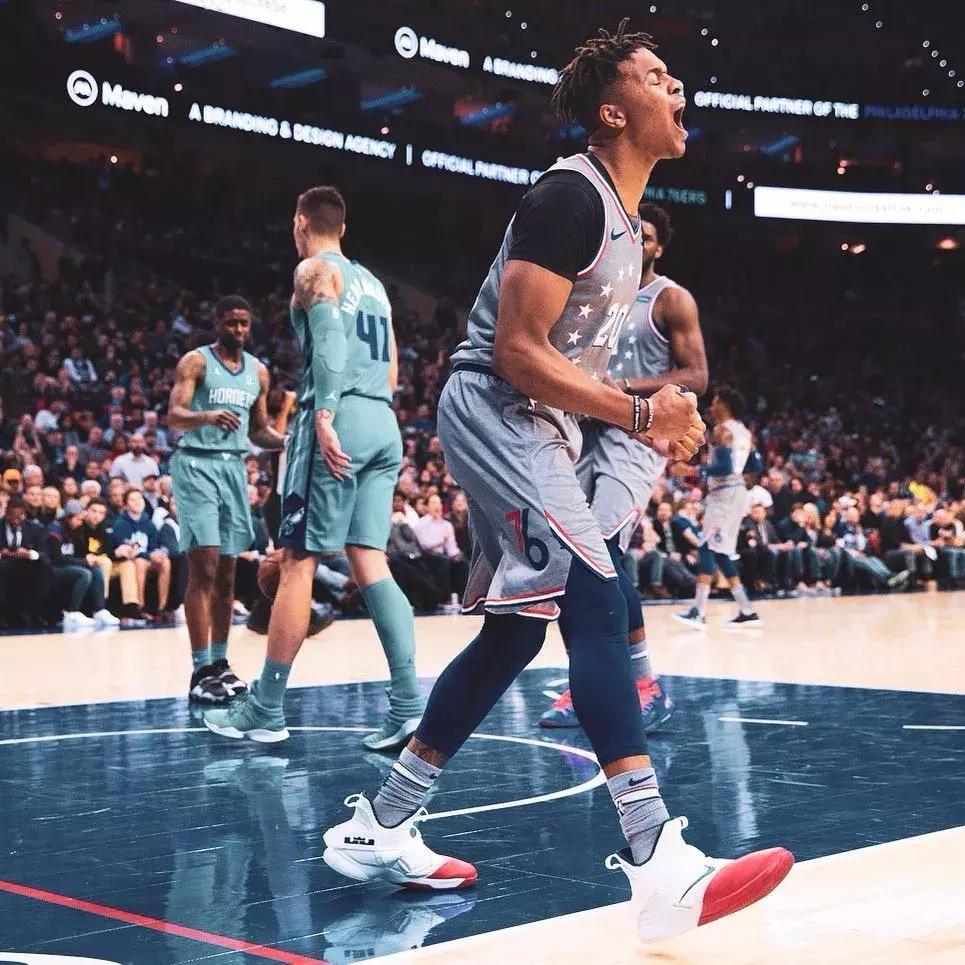 坐在观众席上看球赛篮球绝杀,坐在场边投篮