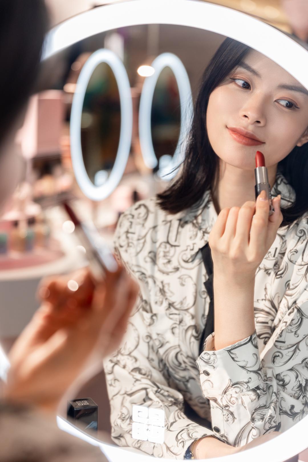 纪梵希高定绒雾妆容,纪梵希步入妆艺空间开启高定惊喜