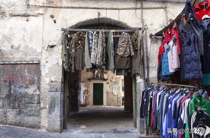 几十年来，意大利人一直在这个露天市场里打捞美国的旧军服