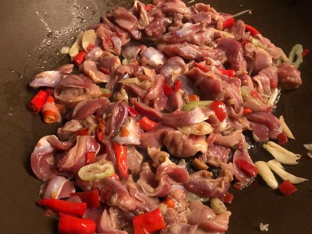 干煸鸡胗香脆可口一点腥味都没有,炒鸡胗不辣做法