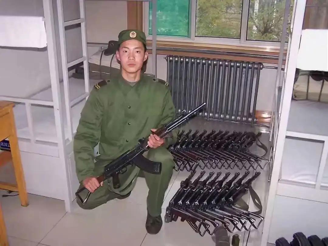 特写｜扎心了，这位绿茵法官“工作执勤”“云上充电”两不误