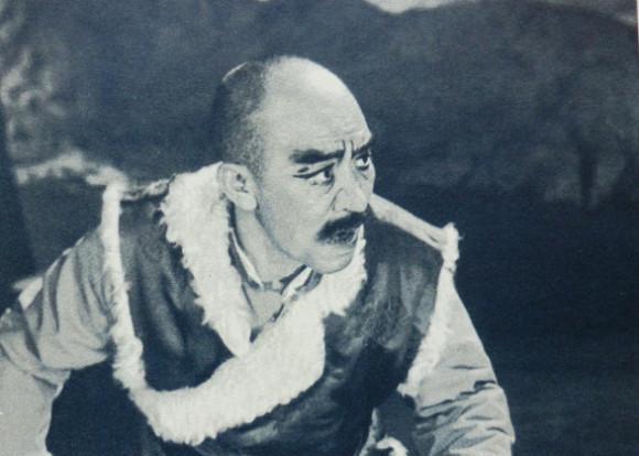 毛主席接见完京剧智取威虎山剧组走到门口又返回来与座山雕握手