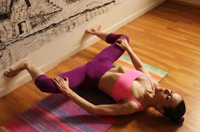 腰部粗怎么减肥,每日瑜伽初级教程在家练腰