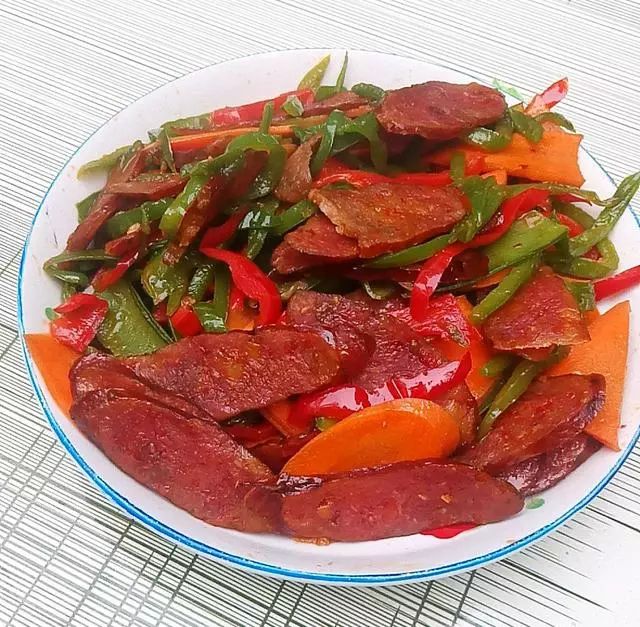 辣椒炒烟熏肠的炒法,青椒炒熏肥肠家常做法