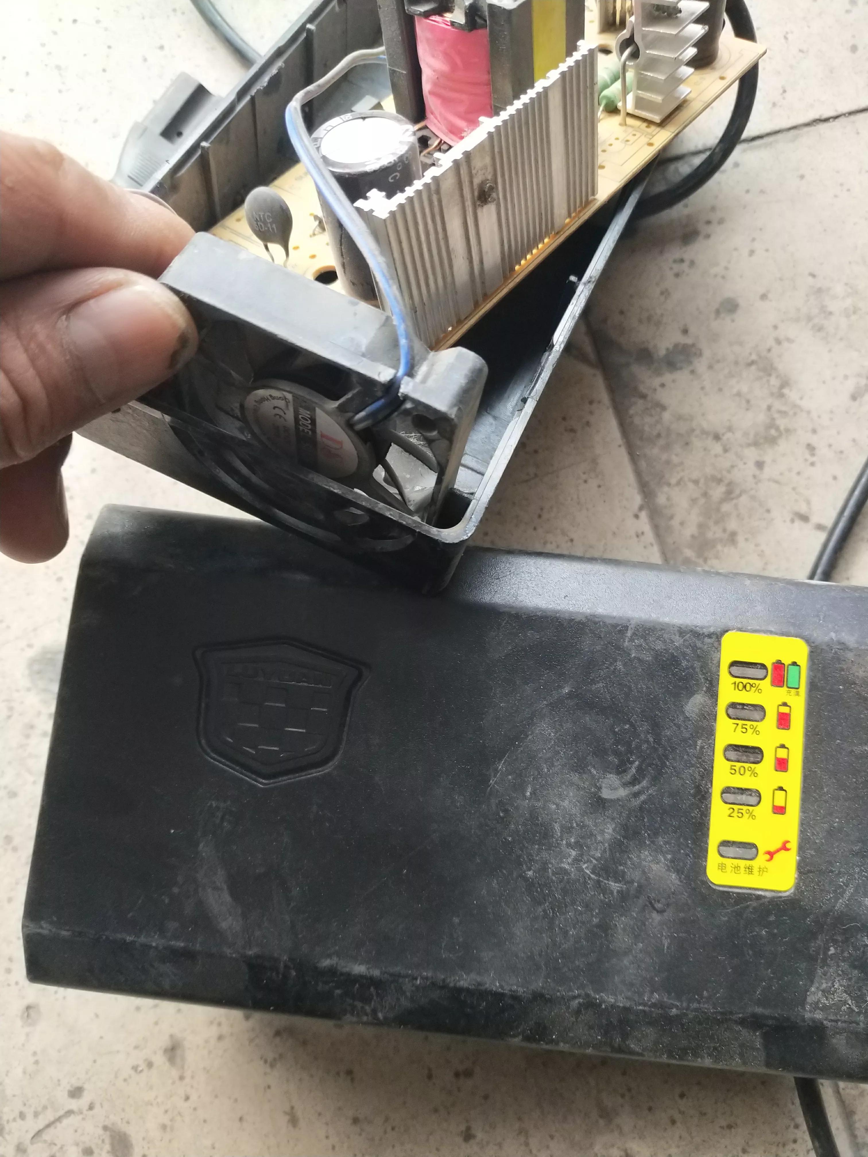 电动车充电器空载红灯闪嗒嗒响,电动车充电时充电器闪烁怎样修理