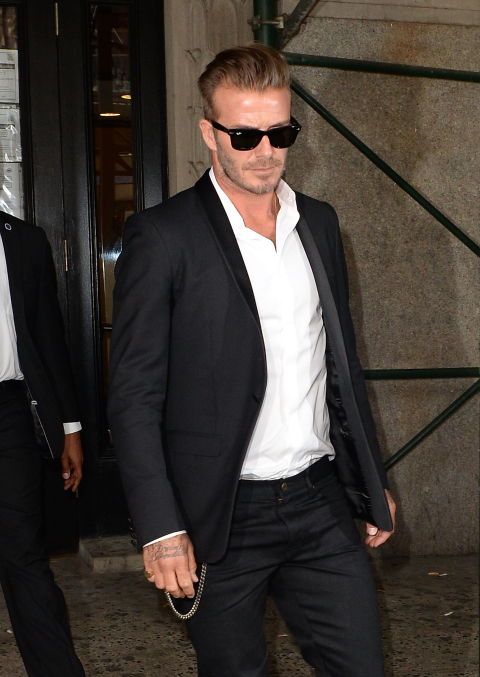 “女儿奴”的首席代言人，穿西装居然配拖鞋？能穿还帅最为致命