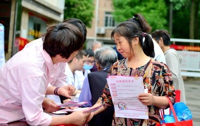 保姆的工资多少钱一个月,保姆的工资大概是多少钱一个月