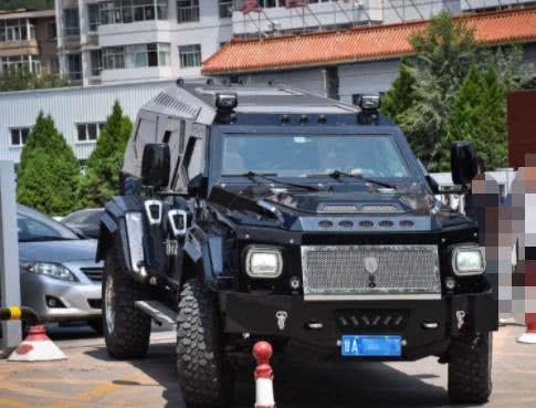 甘肃上千万豪车现身街头，油箱容积240L，网友：加油站高兴了