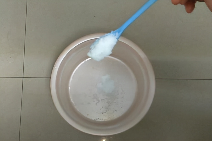 宝宝的衣服有黄色污渍怎么洗掉,滚筒洗衣机洗完衣服有黄色的污渍